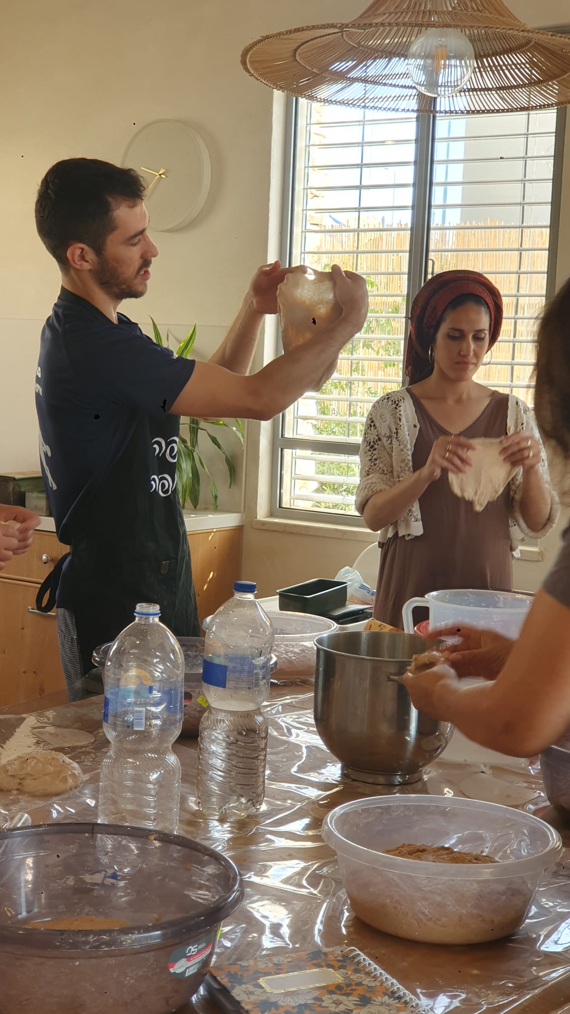 ידידיה מדגים מתיחת בצק